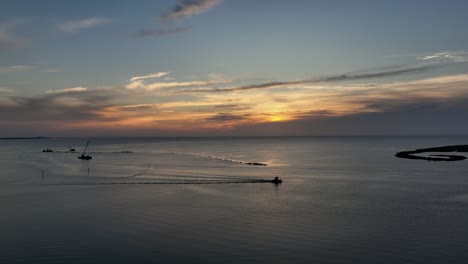 Vista-Panorámica-De-Los-Barcos-De-Trabajo-Y-El-Dragado-Del-Río-Bon-Secour