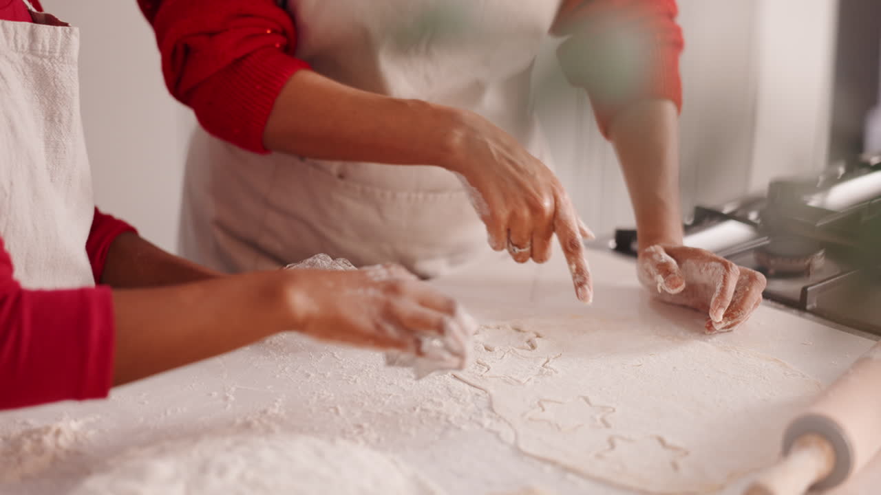 Keluarga membuat kue bersama di dapur