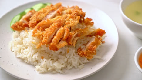 arroz con pollo hainanés con pollo frito o arroz con sopa de pollo al vapor con pollo frito - estilo de comida asiática