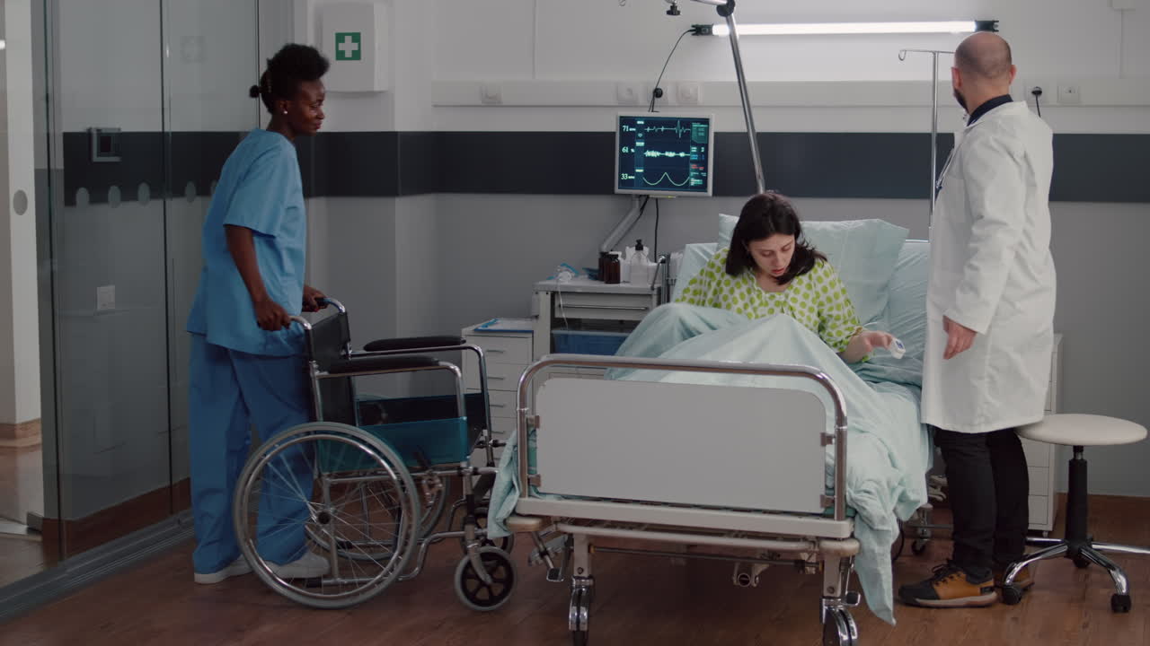 terapeuta médico que monitorea el pulso cardíaco durante la recuperación médica en la sala del hospital