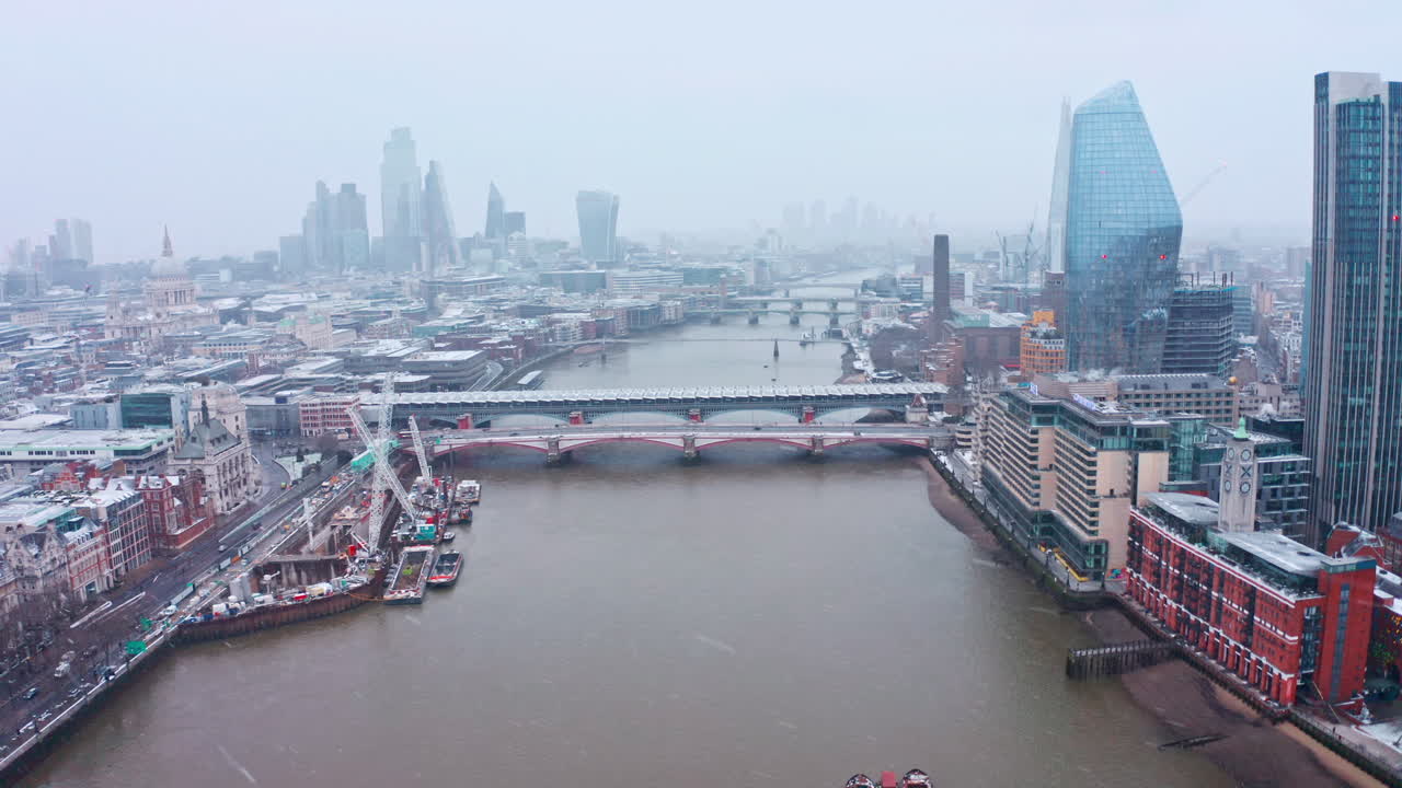 도심과 템스 강을 향해 촬영된 런던 스노우 공중 드론