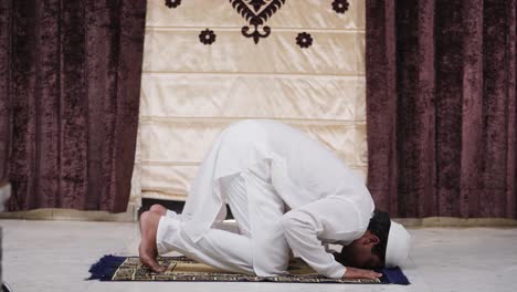 hombre musulmán indio haciendo sujud en casa