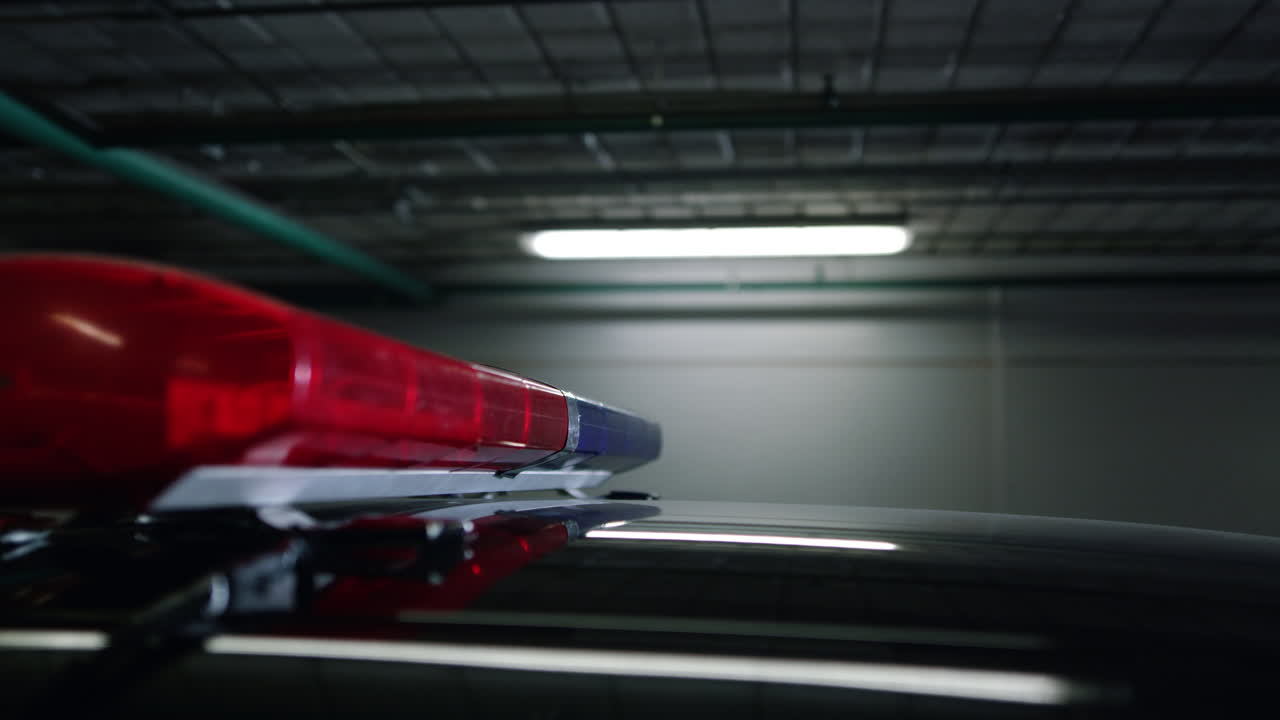 luces coloridas parpadeando en el coche de la policía. luces de sirena en el techo del vehículo de patrulla