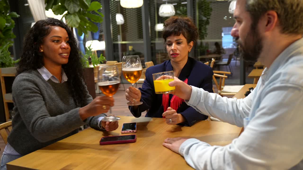 People at a restaurant having drinks