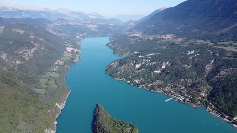 el increíble lago de monteynard en francia, por avión no tripulado