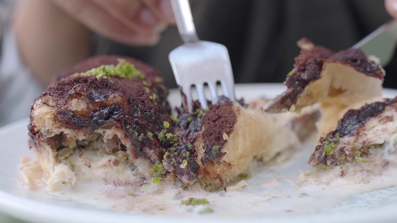 Lezzetli Çikolatalı Baklava Tatlısı Yiyen Kişi