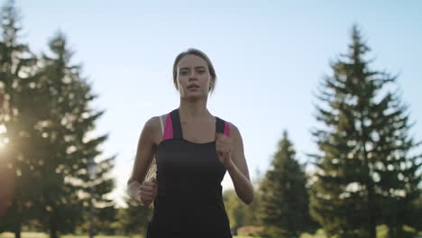 Mujer-Corredor-Entrenando-En-El-Parque.-Mujer-Deportiva-Corriendo-En-Cámara-Lenta