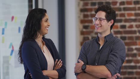 Portrait-of-man-and-woman-smiling-in-office