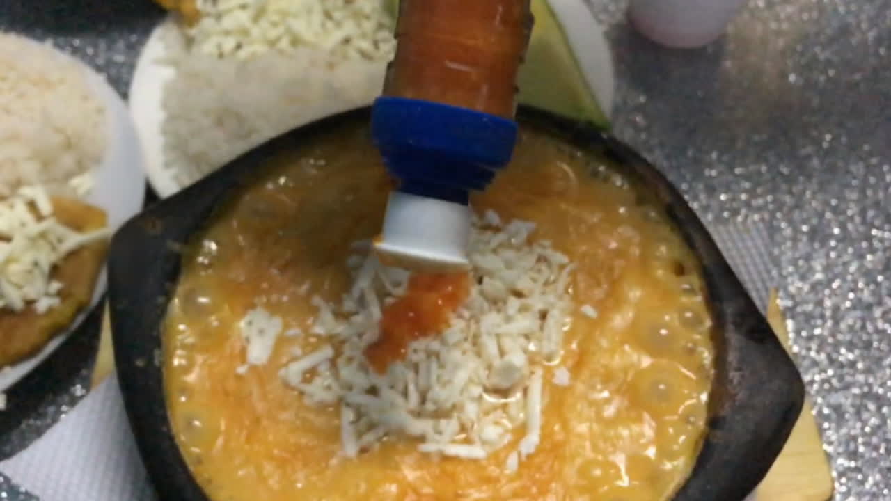 caldereta de mariscos, agregando picante