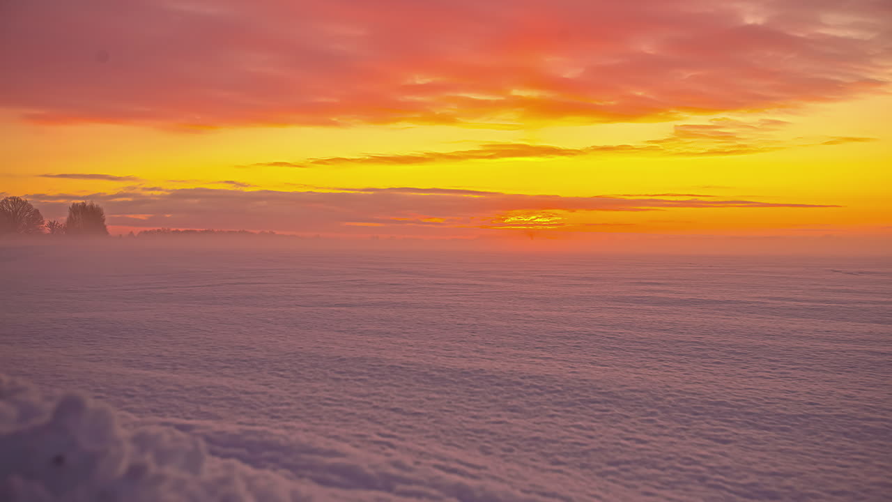 얼어붙은 겨울에 평화로운 해가 뜨고, 시골의 시골에서 눈이 내리는 기적의 나라.