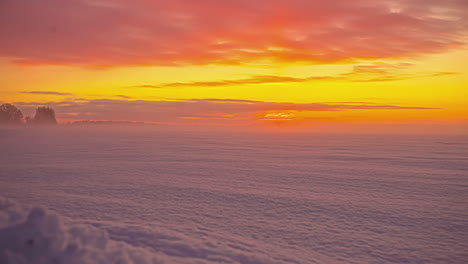 Friedlicher-Sonnenaufgang-Im-Gefrorenen-Winterwunderland,-Zeitraffer-Mit-Schnee-In-Ländlicher-Landschaft