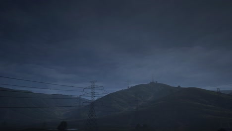 la torre de electricidad de alto voltaje y el trueno en el cielo oscuro de la noche. las nubes oscuras. el trueno el rayo la lluvia. el cielo las nubes de tormenta temporal 4k video, pilares de electricidad en el campo lluvioso