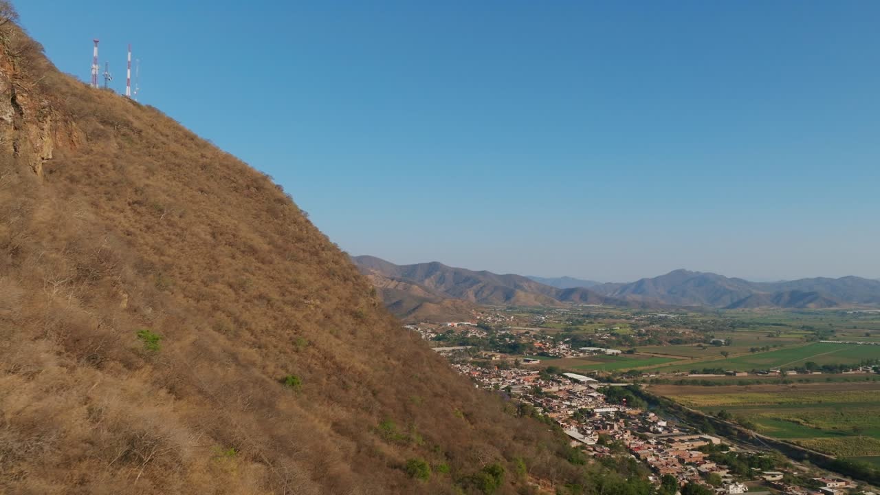 vuelo de proximidad de la montaña cerro de la mesa con vistas a la ciudad mexicana de tamazula