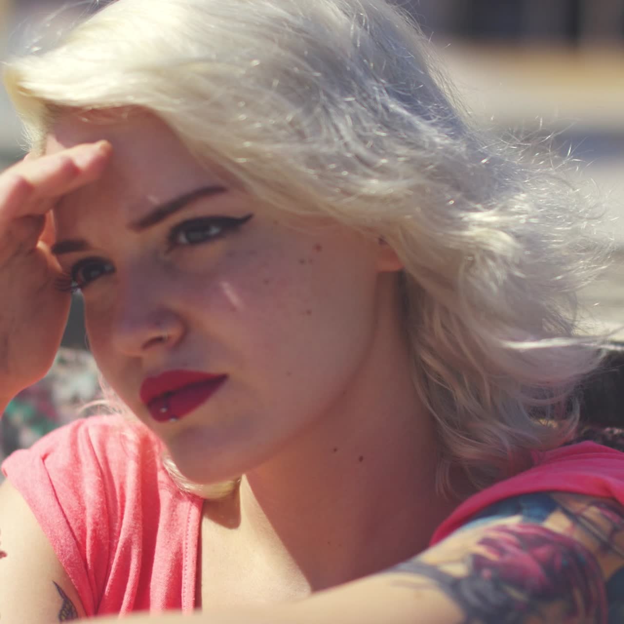 mujer sonriente usando tarjeta de crédito y teléfono