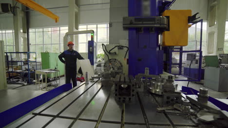 trabajador de la fábrica observando la máquina cnc