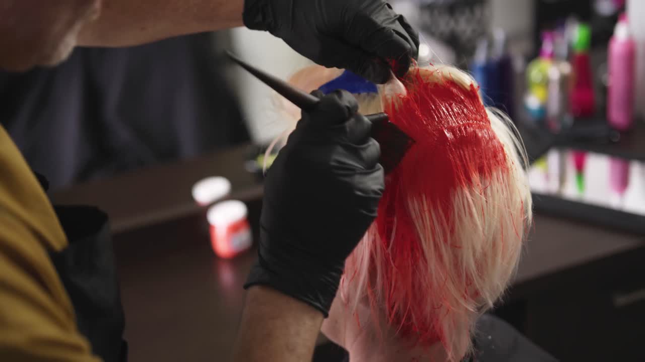 사이드 뷰 여성 이 헤어 스타일링 을 하고 있다