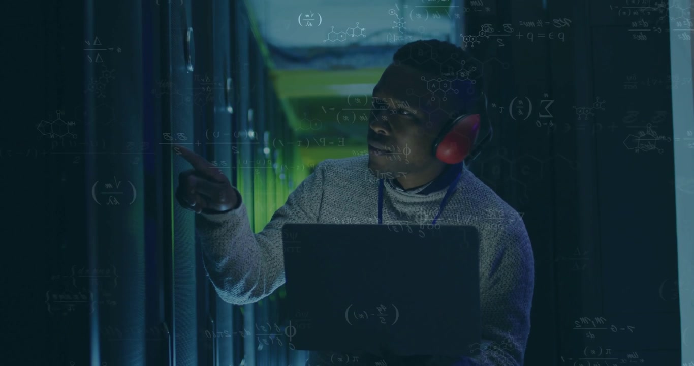 Datacentertekniker tjekker bærbar computer, peger på rack, lokaliserer defekt plads, diagnostik overlejres.
