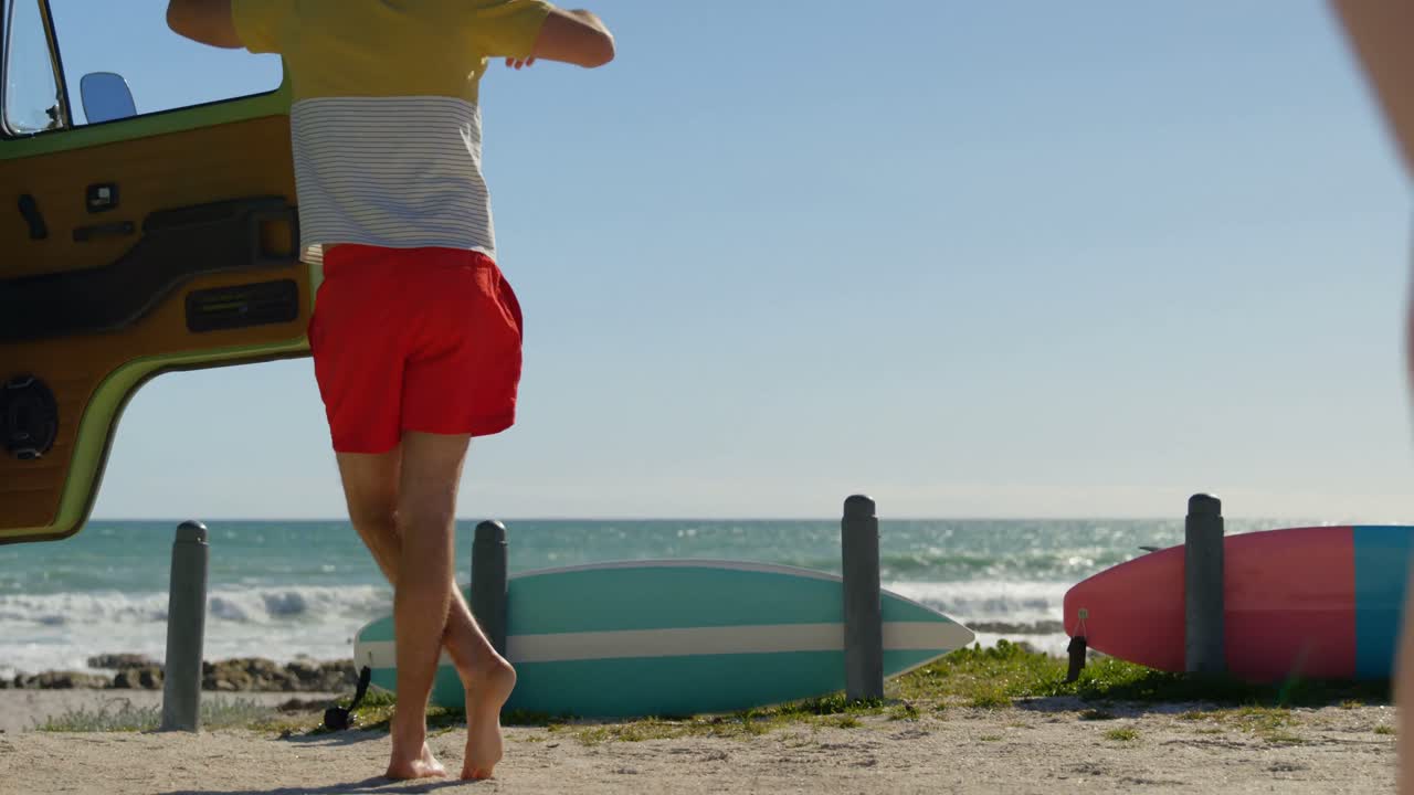 ⁇ 은 날 해변에서 젊은 부부의 뒷면 4k