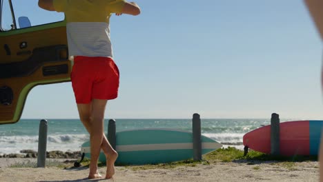 vista trasera de una pareja joven en la playa en un día soleado 4k