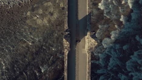 vue de drone aérien zénithal symétrique 4k du vieux pont de pierre historique