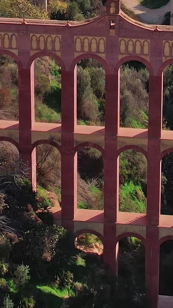 Archi dell'acquedotto dell'Aquila in una gola lussureggiante