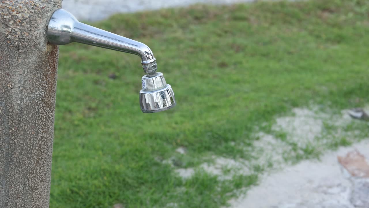 Acqua che scorre progressivamente da un rubinetto esterno