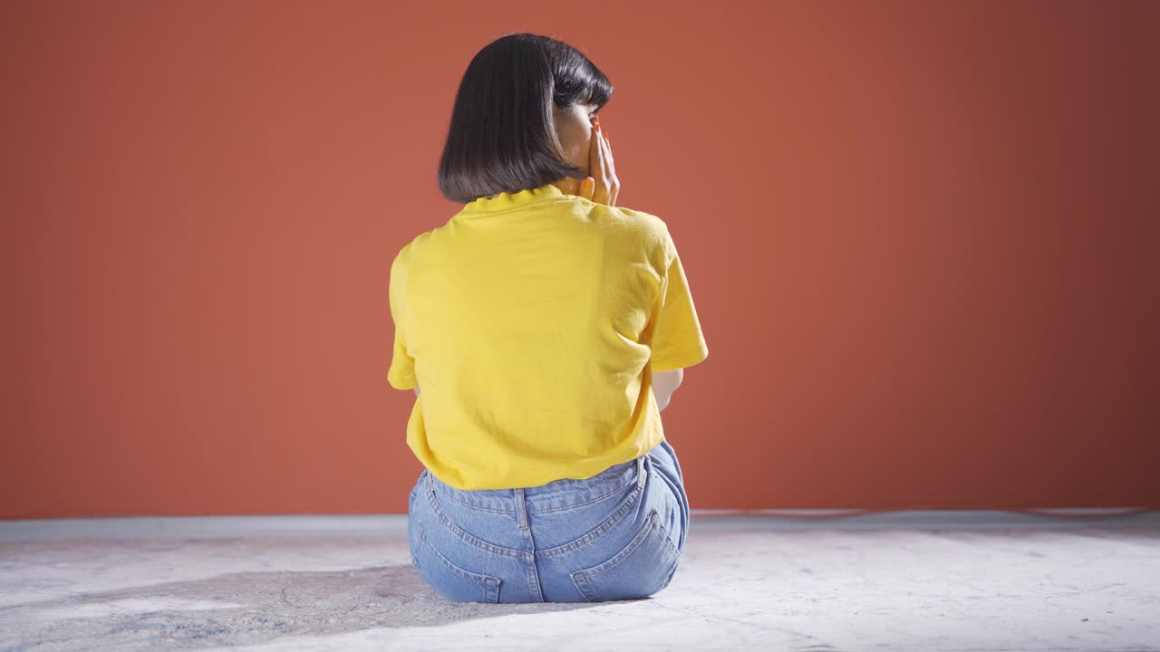 슬픈 여자가 울고 있어.