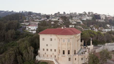 Pull-Back-Shot-Aus-Der-Luftdrohne,-Das-Getty-Villa-Museum,-In-Malibu,-Kalifornien,-über-Dem-PCH-Strand