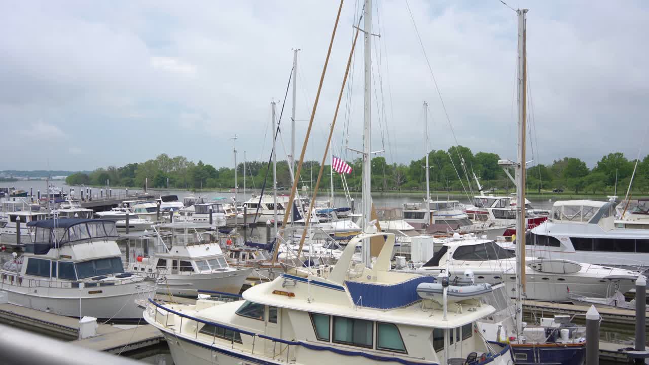 una toma suave de un club náutico