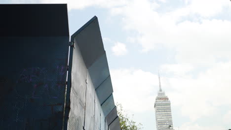 barreras azules y barricadas se erigen en la ciudad de méxico antes de la marcha pública y la protesta de activistas locales