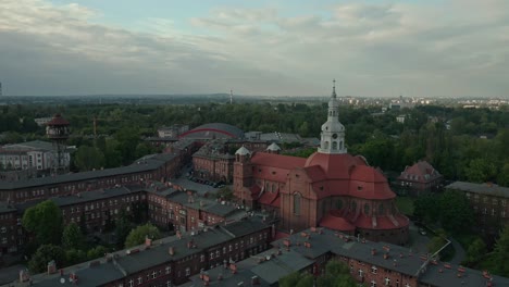 iglesia de santa ana en el barrio de nikiszowiec en la ciudad de katowice, polonia