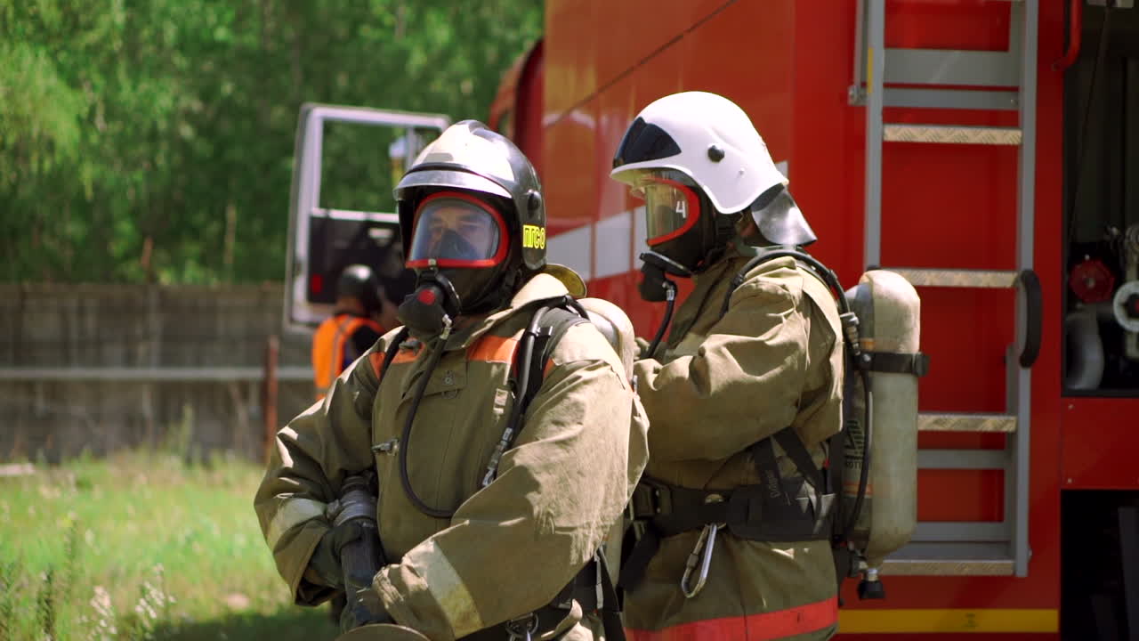 bomberos con equipo de protección