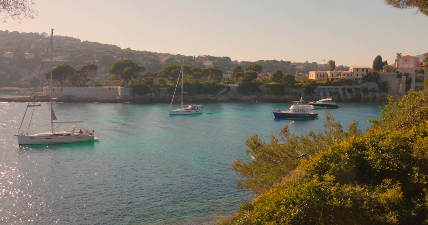 Barche di lusso sulle rive serene di Saint-Jean-Cap-Ferrat, Francia. Campo lungo.