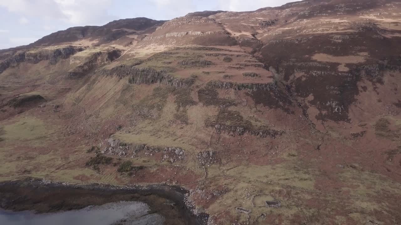 Ripresa aerea in volo a nord-ovest sopra l'isola scozzese di Ulva, con un lento avvicinamento del paesaggio e delle montagne
