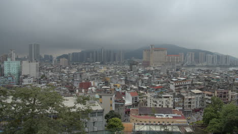 vista del paisaje urbano del distrito de edificios antiguos de macao desde mount fortress en un día nublado y gris, macao sar, china