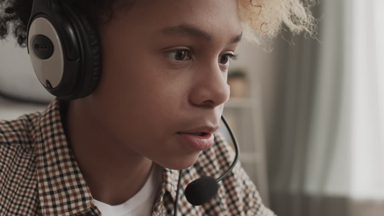 Gamer snakker og vinner spill på nett