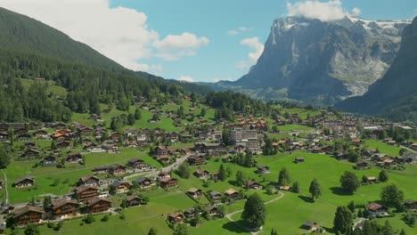 enfoque aéreo de grindelwald y los alpes suizos en suiza