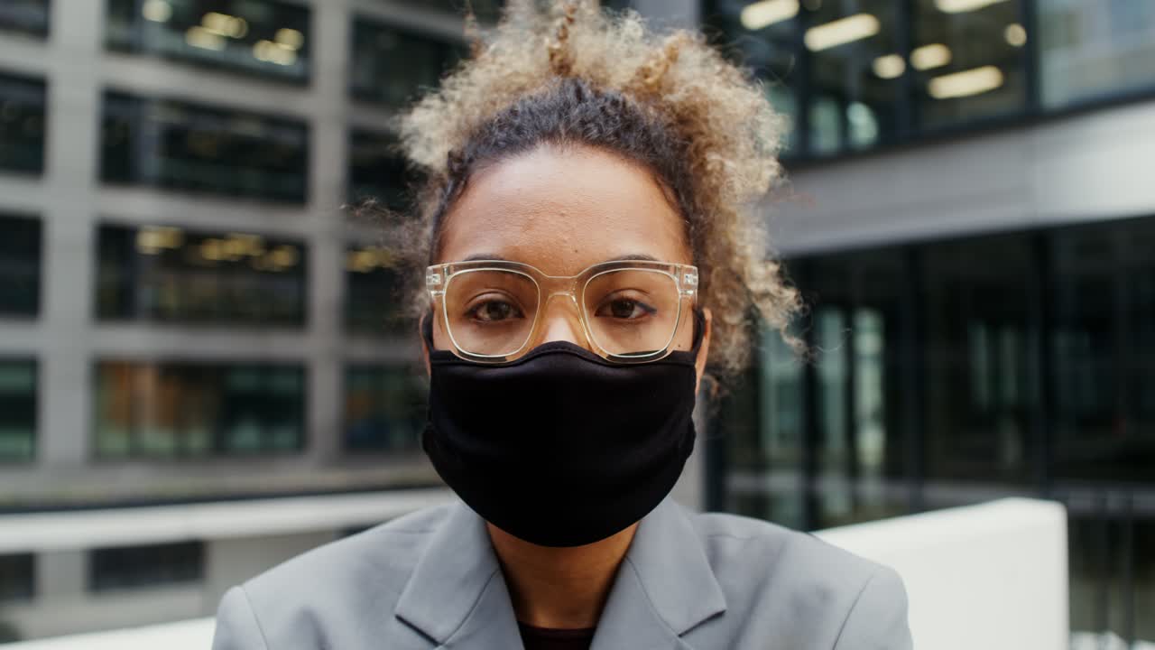 Kvinna med mask i staden