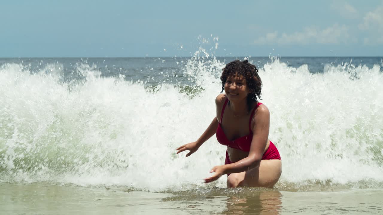 Explora la belleza de un día soleado con una chica adolescente en traje de baño en una playa de arena blanca