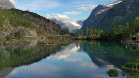 Schöne-Natur-Norwegen-Natürliche-Landschaft-Lovatnet-See.