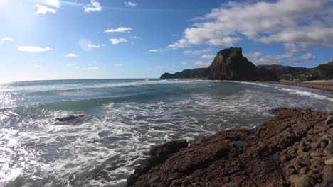 Panoramablick-Beim-Wandern-Auf-Den-Felsen-Rund-Um-Piha-Beach-In-Auckland,-Neuseeland