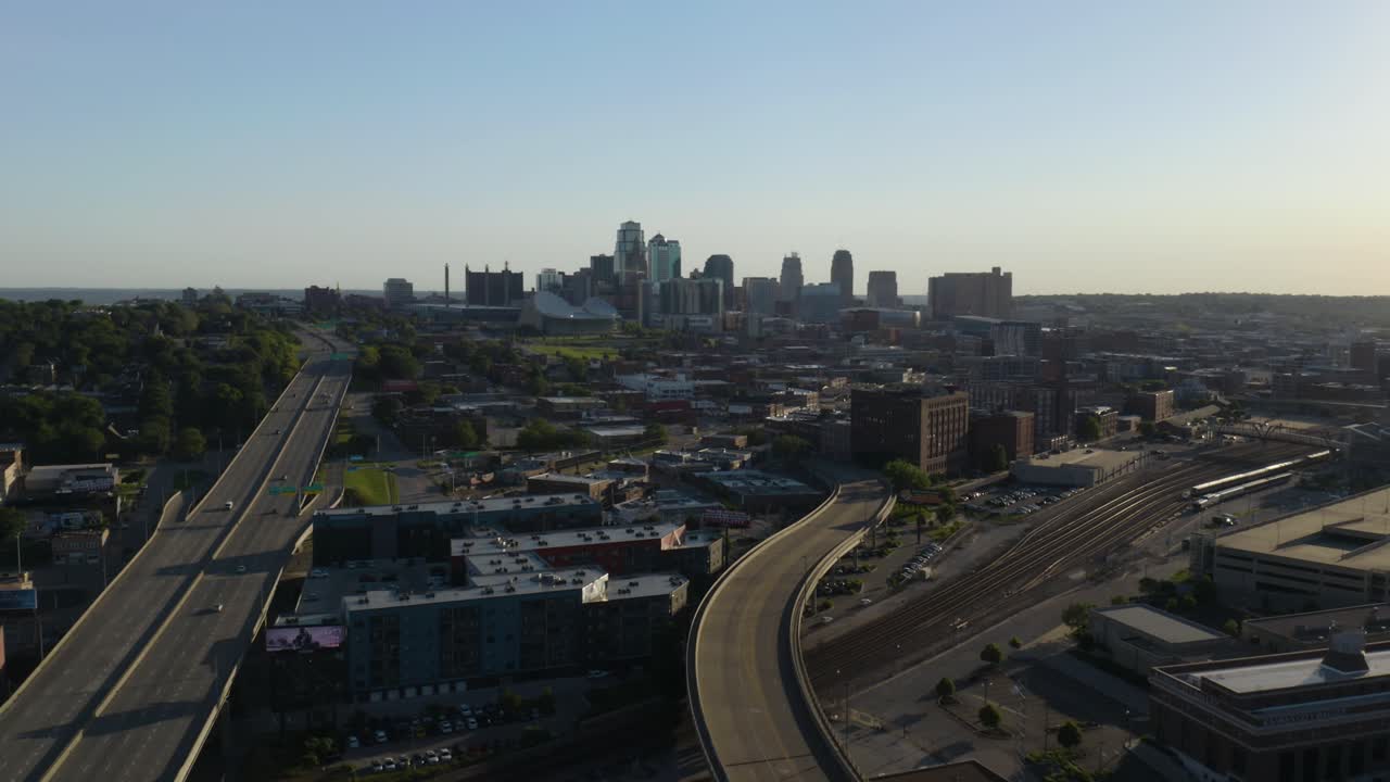 드론은 미주리 주 캔자스 시티 시내에서 날아갑니다.