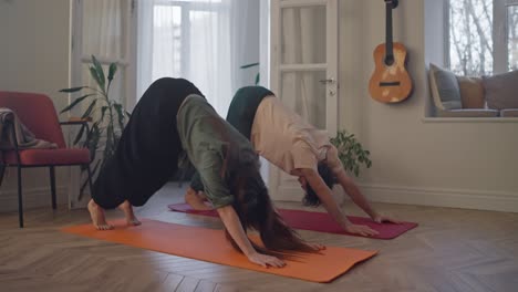 pareja practicando yoga en casa