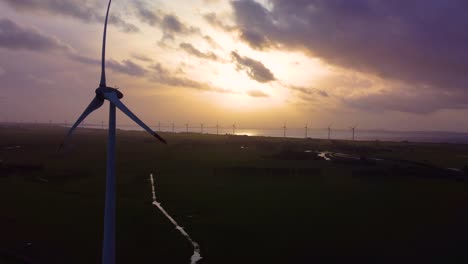 Windkraftanlage-Schöner-Himmel-Farbenfroh-In-Der-Nähe-Drohnenantenne