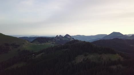 un vuelo lento mientras el sol sale en los alpes suizos