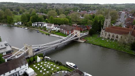 Puente-Colgante-Marlow-Sobre-El-Río-Támesis-Buckinghamshire-Reino-Unido-Imágenes-Aéreas-4k