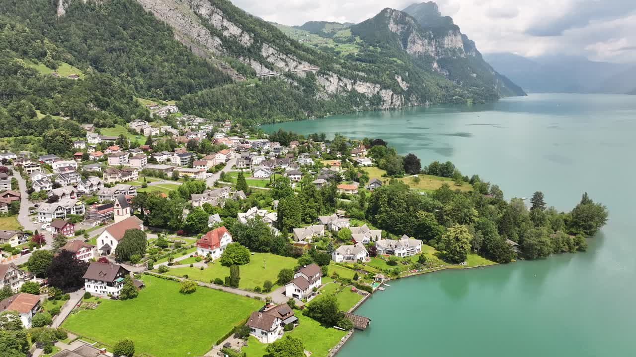 la pintoresca ciudad de weesen, situada en las orillas del lago walensee, vista desde arriba por un dron