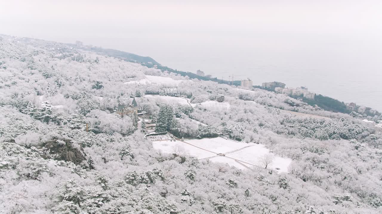 해안 도시와 함께 눈 인 산악 풍경