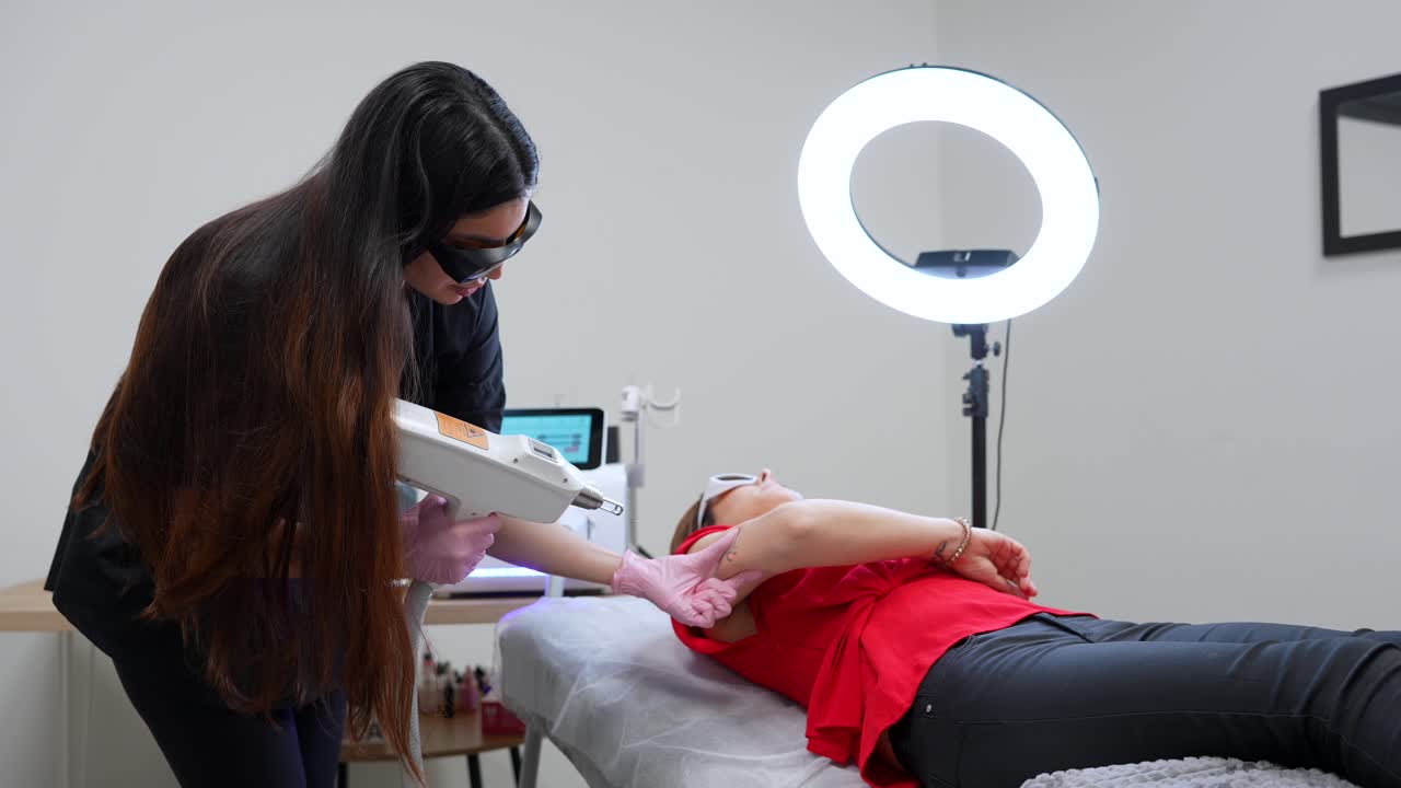 Mujer recibiendo tratamiento de depilación láser en una clínica moderna