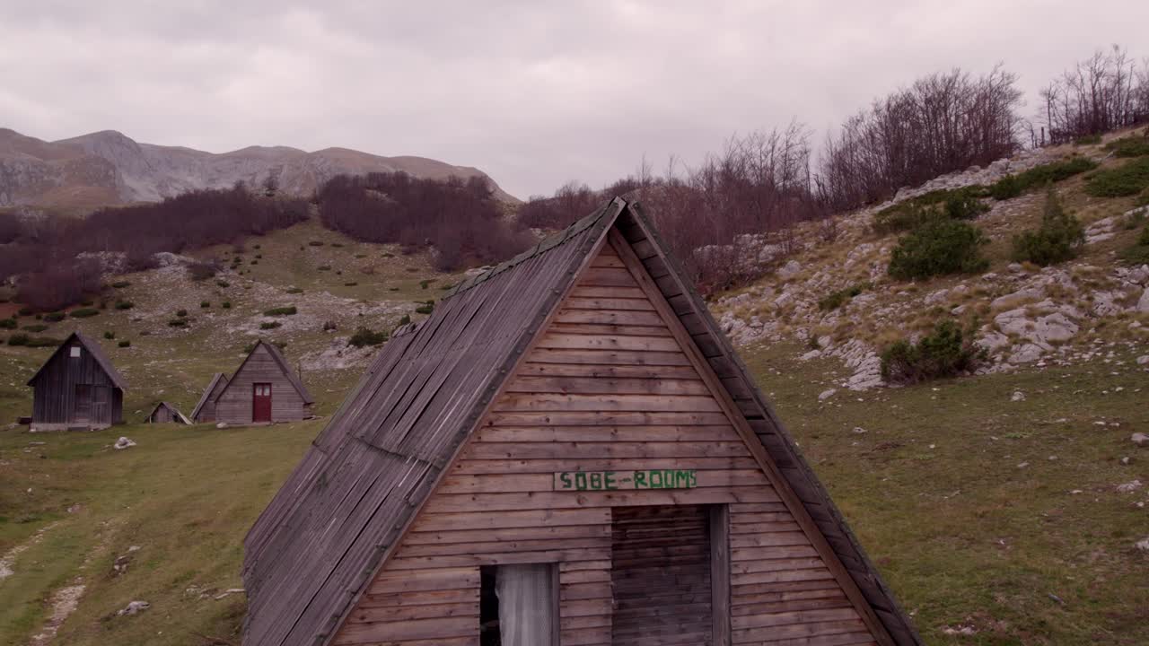 Flygvy över väg och hus i Durmitorbergen, Zabljak, Montenegro